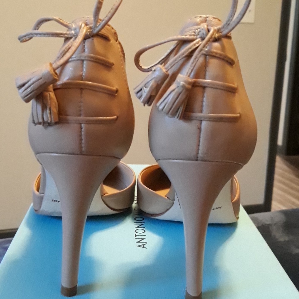 High Heels - Picture 2 of 7